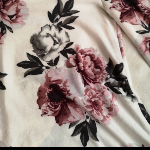 3/$25⭐Long sleeve detailed back floral top - Picture 4 of 6